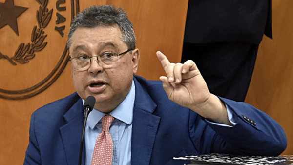 Ejecutivo propone a Gustavo Leite embajador