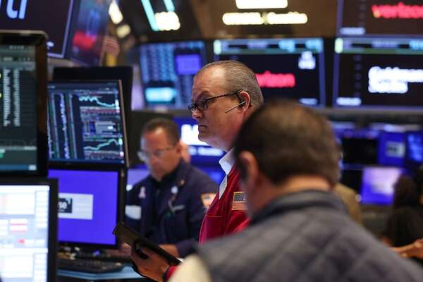 Tensiones geopolíticas y dólar débil presionan al alza los precios del petróleo - Mundo - ABC Color