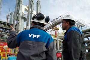 Qu茅 es YPF, la estrat茅gica petrolera de Argentina sacudida por un fallo en Nueva York