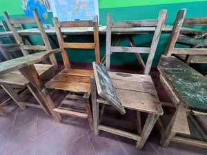 Escuelas de Itakyry, hundidas en pupitres rotos, no recibieron los costosos muebles chinos de Itaipú - ABC en el Este - ABC Color