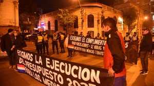 Médicos agremiados denuncian amedrentamiento y amenaza policial, antes de la movilización