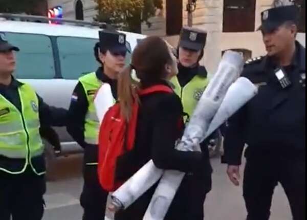 Video: presidenta del Sinamed denuncia que policías le cerraron el paso en cercanías del Congreso - Nacionales - ABC Color