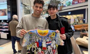 ¡Fan albirrojo le regaló a Diego Gómez una remera que pintó en su honor!