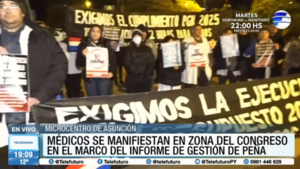 Policías bloquean a médicos manifestantes cerca del Congreso Nacional