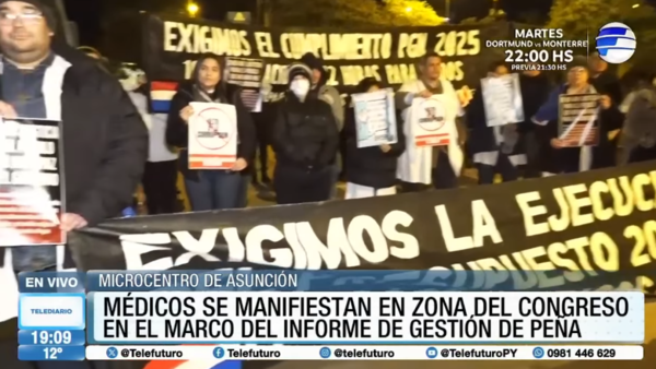 Policías bloquean a médicos manifestantes cerca del Congreso Nacional
