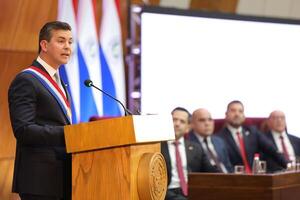 Santiago Peña criticó duramente a la prensa en presentación de informe