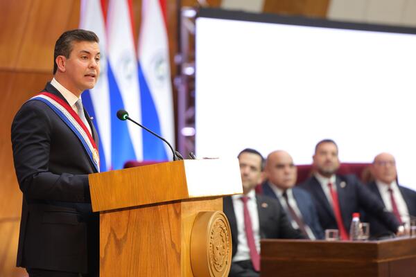 Santiago Peña criticó duramente a la prensa en presentación de informe