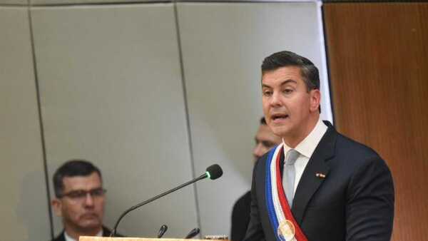 Santiago Peña dice que no pinta un país de maravillas y cuestiona a opositores durante informe