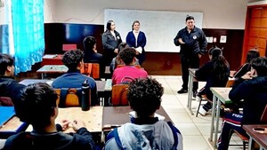 Prohíben a alumnos usar celulares en una escuela de Ciudad del Este