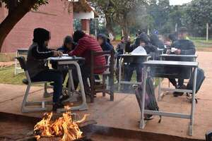 Estudiantes enfrentan el frío con fogatas, pero ya tienen pupitres chinos - Nacionales - ABC Color