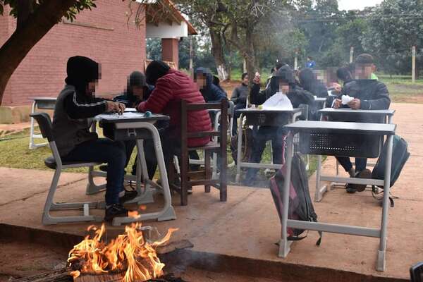 Estudiantes enfrentan el frío con fogatas, pero ya tienen pupitres chinos - Nacionales - ABC Color