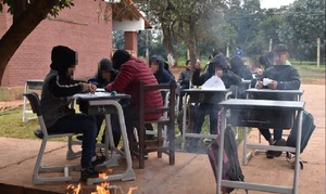 Estudiantes enfrentan el frío con fogatas y sin aulas, pero ya recibieron pupitres chinos - OviedoPress
