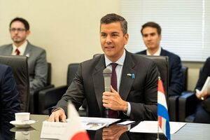 Santiago Pe帽a justifica viajes internacionales como parte de 芦diplomacia activa禄
