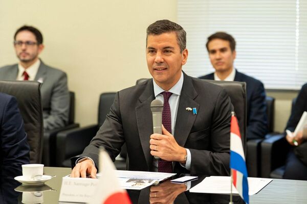 Santiago Pe帽a justifica viajes internacionales como parte de 芦diplomacia activa禄
