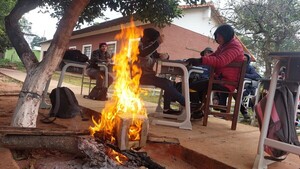 Niños dan clases frente a fogata por falta de aulas