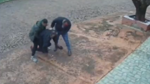 Video: Hombre se atraganta con asado y le salvan la vida con la maniobra de Heimlich