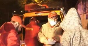 La Nación / Bomberos voluntarios de Lambaré proveyeron comida a personas en situación de vulnerabilidad