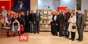  INAUGURARON LA “ESTANTERÍA UCRANIANA” EN LA UNAE 