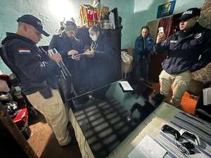 Allanamientos simultáneos y dos detenidos por una estafa con sistemas informáticos - Policiales - ABC Color