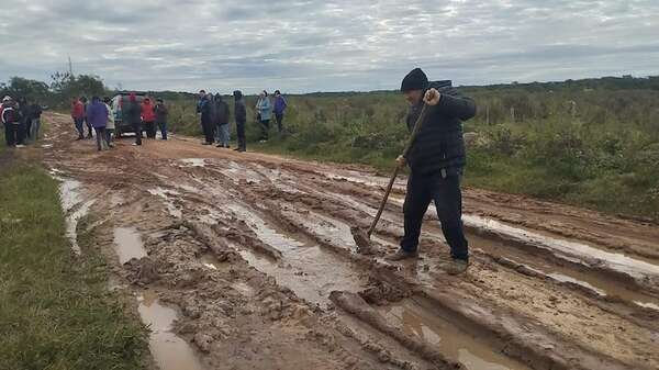 Colonos están desesperados por el mal estado de los caminos y piden auxilio al MOPC - Nacionales - ABC Color