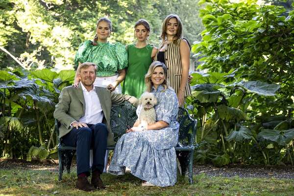 ¡Mirá las fotos del tradicional posado veraniego de Máxima de Holanda y su familia! - Gente - ABC Color