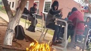 La educación que duele: alumnos dan clases al aire libre y con fogatas