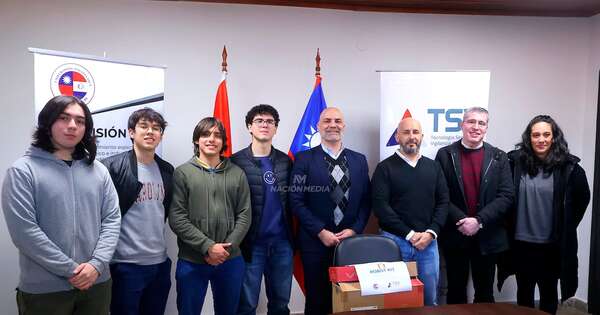 La Nación / Homenajean a estudiantes de UPTP tras logro histórico en el Mundial de Robótica