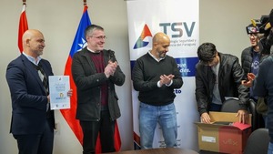 Estudiantes son homenajeados tras histórico logro en el mundial de robótica