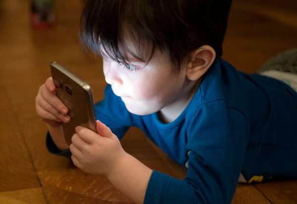Escuela de CDE prohíbe el uso de celulares: “Estamos muy asustados por lo que vemos”  - Nacionales - ABC Color