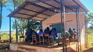 El escenario del abandono: alumnos llevan 12 años soportando frío y calor en improvisado espacio en Coronel Oviedo - Nacionales - ABC Color