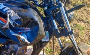 Motociclista sufre lesiones tras embestir contra una camioneta