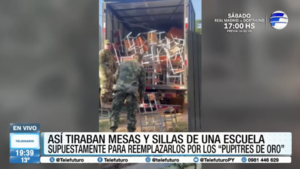Así tiraron mobiliarios de una escuela de Central por los "pupitres de oro"