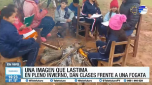 ¡Indignante! Niños estudian alrededor de fogatas por falta de aulas