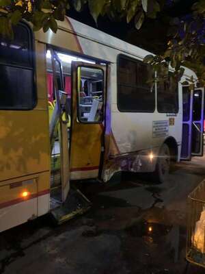 Video: violento choque entre bus y camioneta deja un herido - Policiales - ABC Color