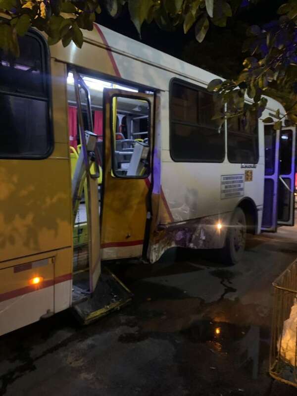 Video: violento choque entre bus y camioneta deja un herido - Policiales - ABC Color