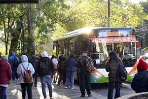 Transporte público: “Promesas y mentiras no mejoran los buses chatarras” - Economía - ABC Color