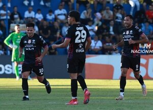 Versus / Desde Estados Unidos siguen a una figura de General Caballero 