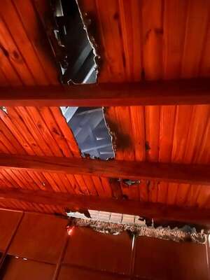 Iba a reparar cables robados de su casa y halló al mismo ladrón bajo su cama - Policiales - ABC Color