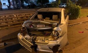 Chocan contra vehículos estacionados frente a hospital