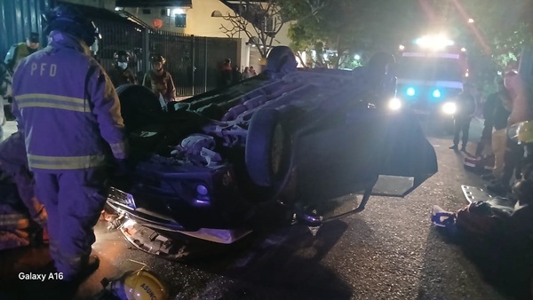 Vuelco de vehículo de plataforma dejó una pasajera herida en Asunción - trece