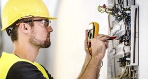 INTN y el Instituto Juan Pablo II acuerdan certificar a electricistas