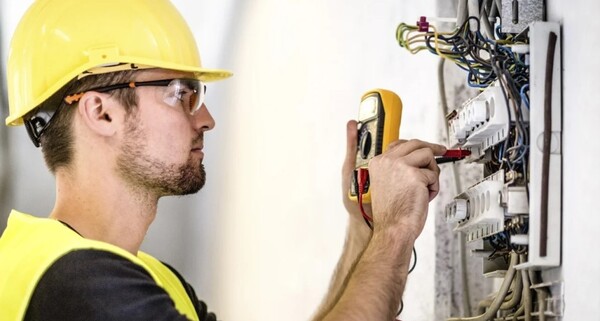INTN y el Instituto Juan Pablo II acuerdan certificar a electricistas