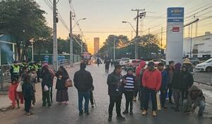 Indígenas de Canindeyú vuelven a Asunción y hay bloqueo frente al Indi - Nacionales - ABC Color