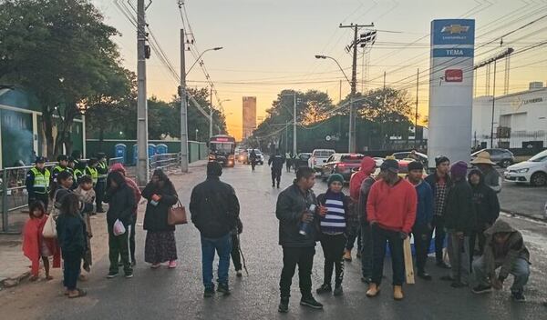 Indígenas de Canindeyú vuelven a Asunción y hay bloqueo frente al Indi - Nacionales - ABC Color