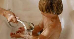 Diario HOY | Pediatra recomienda bañar a los niños 2 a 3 veces por semana en invierno