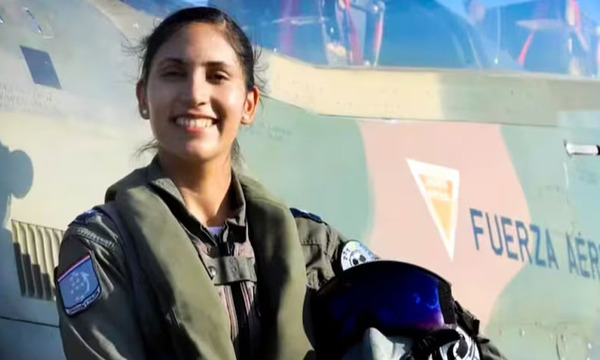 Primera mujer paraguaya en pilotear un avión caza aterriza un Super Tucano - OviedoPress