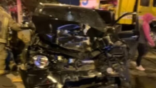 Conductor de camioneta queda herido en violento choque que involucra a un bus