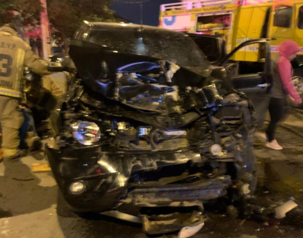 Violento choque entre colectivo y camioneta en Tacumbú deja un herido