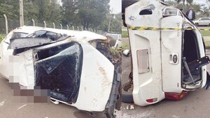 Una joven filmaba mientras conducía, volcó y falleció