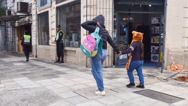 Escuela atrasa hora de entrada para alumnos a las 8:00 ante frío extremo